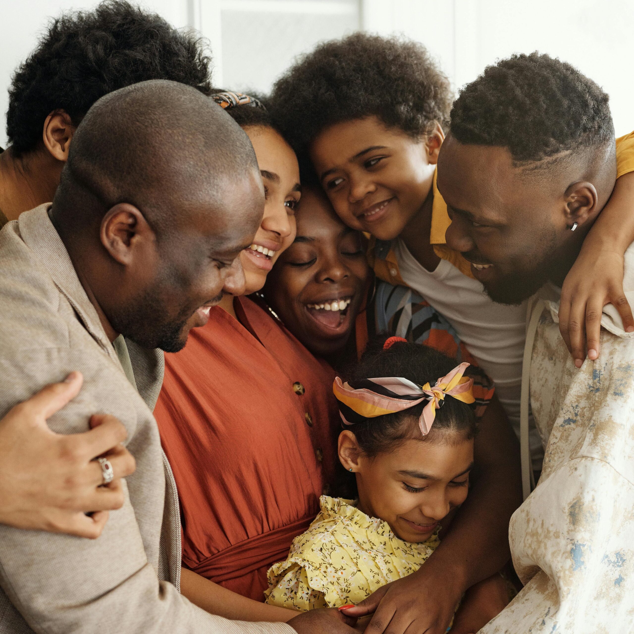 Famille réunie illustrant les questions familiales et successorales